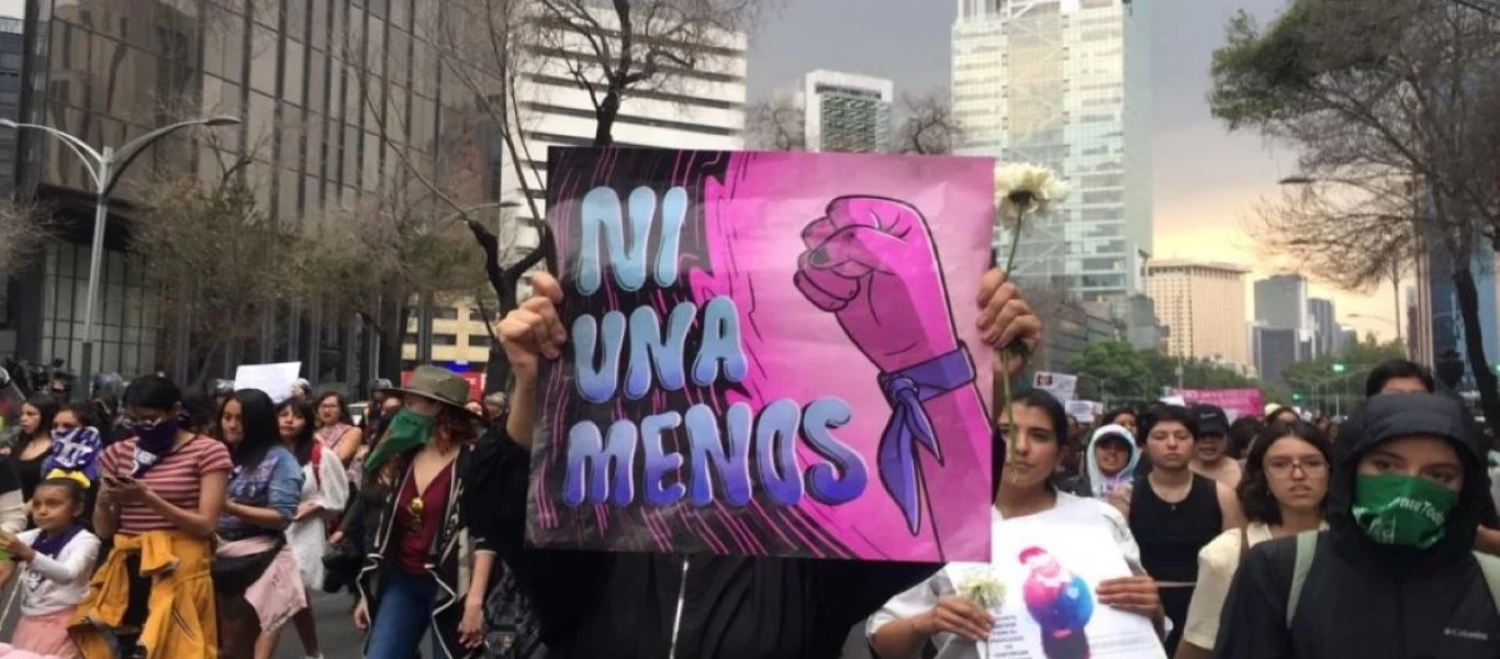 Βίαια επεισόδια στο Μεξικό: Διαδηλωτές πυρπολούν αστυνομικό (βίντεο)